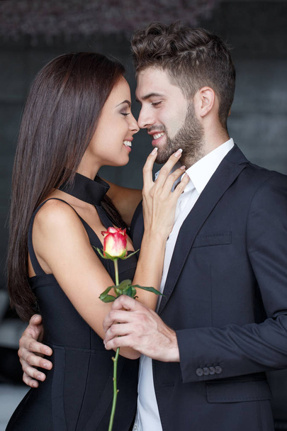 Молодой человек подарить розу женщине на День Святого Валентина
 - Фото, изображение