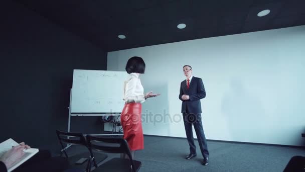 Homme d'affaires posant une question à un collègue
 - Séquence, vidéo