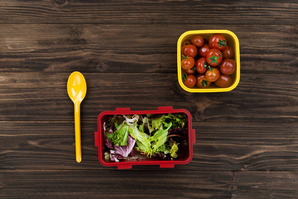 Fresh salad being in red lunch box - Valokuva, kuva