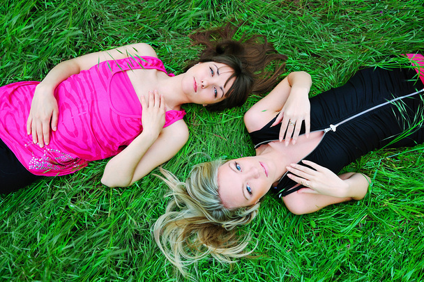 girls laying in grass - Foto, Imagen
