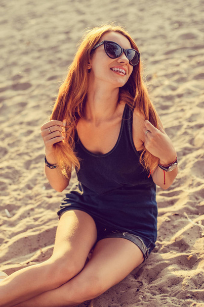 Smukła redhead kobieta na plaży - Zdjęcie, obraz