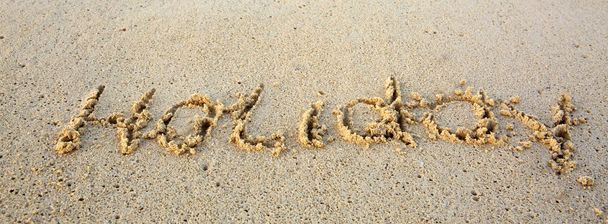 Vacaciones escritas en arena en la playa
. - Foto, Imagen
