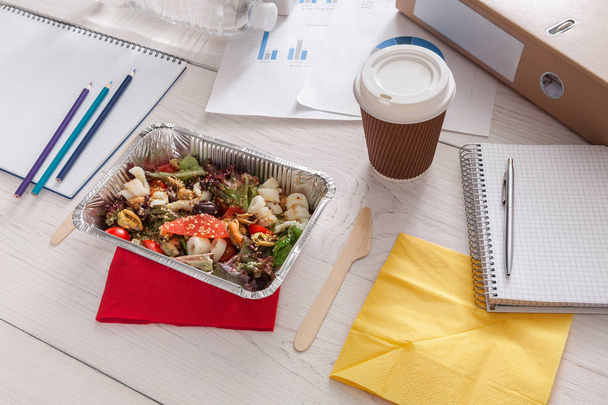 Здоровые бизнес-ланч закуски в офисе, овощной салат
 - Фото, изображение