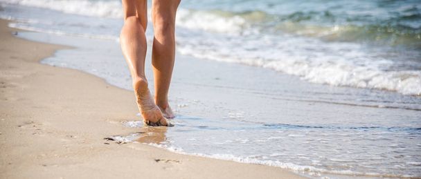 Beach reizen - vrouw lopen - Foto, afbeelding