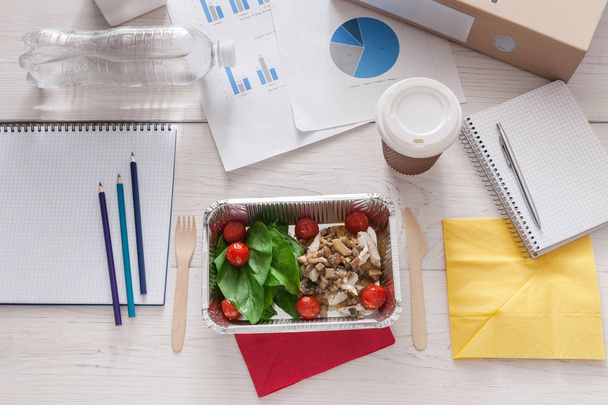 Υγιή επιχειρηματική μεσημεριανό σνακ στο γραφείο, σαλάτα λαχανικών - Φωτογραφία, εικόνα