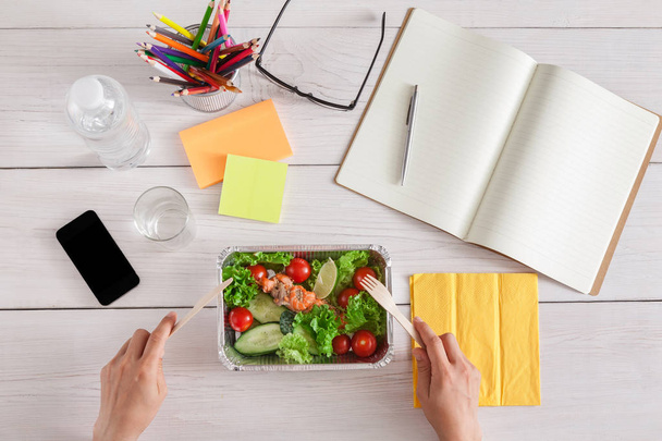 Здоровые бизнес-ланч закуски в офисе, овощной салат вид сверху
 - Фото, изображение