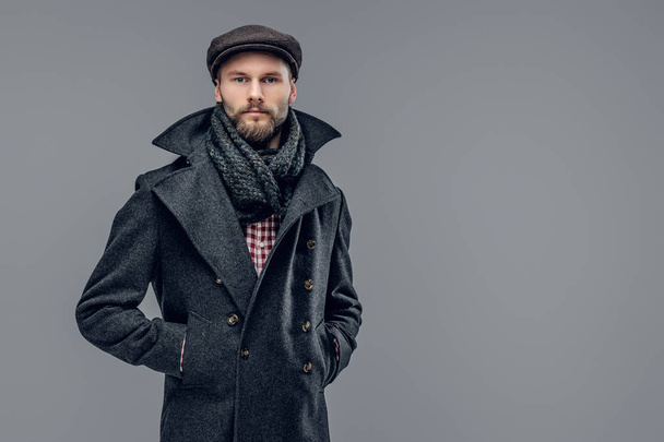 Homem em uma jaqueta cinza e um boné de lã
 - Foto, Imagem