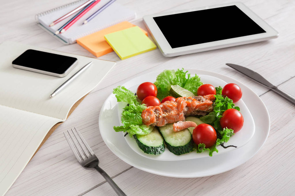 Egészséges üzleti ebéd hivatalban, lazac, zöldségekkel - Fotó, kép