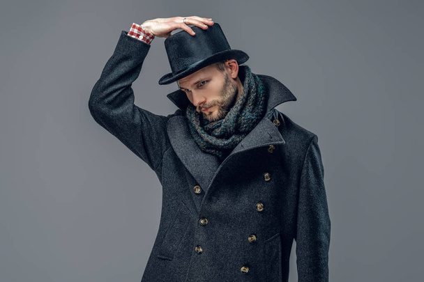 Hipster vestido com uma jaqueta cinza
 - Foto, Imagem