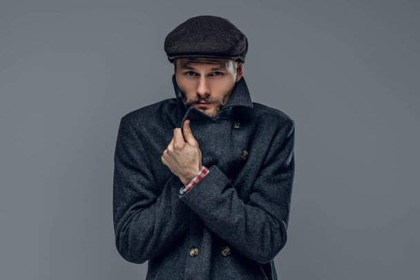 Man in a gray jacket and a wool cap - Foto, immagini