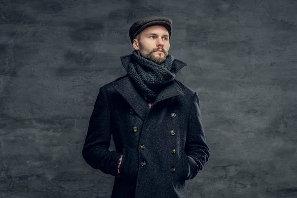 Uomo in giacca grigia e berretto di lana
 - Foto, immagini