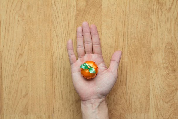 Hand mit Orange - Foto, Bild