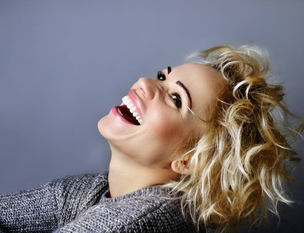 Porträt eines glücklich lachenden Mädchens lila Hintergrund - Foto, Bild