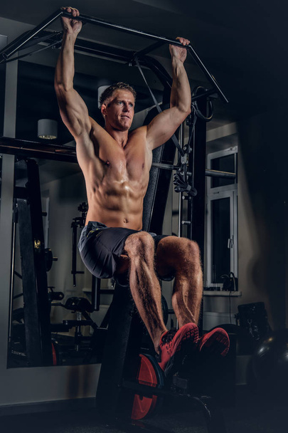 Hombre muscular haciendo ejercicios de ABS
 - Foto, Imagen