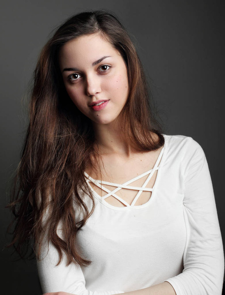 Portrait of lifestyle model with long straight hair. Lifestyle model posing at studio.Natural beauty - Foto, afbeelding