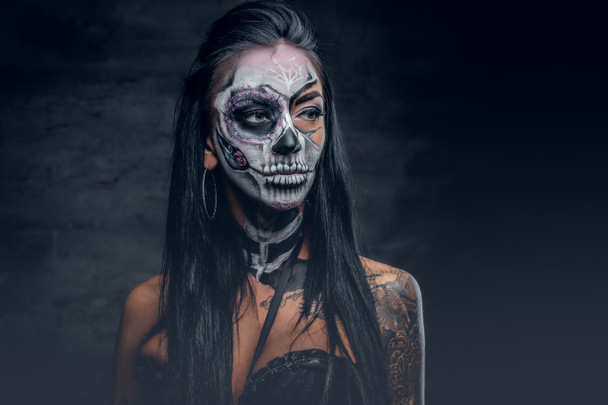 Zombie vrouw met geschilderde schedel gezicht - Foto, afbeelding