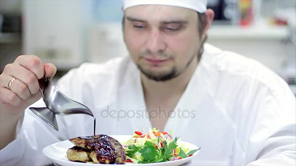Ein köstliches Gourmet-Menü wird vom Küchenchef in einem Restaurant oder in der Hotelküche zubereitet, das für den Kunden bereit steht. Zeitlupe - Filmmaterial, Video