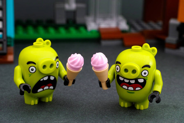 Two Bad piggies with ice creams - Foto, afbeelding