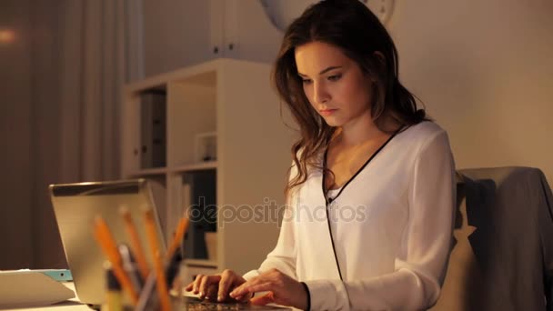 woman closing laptop and leaving night office - Materiał filmowy, wideo