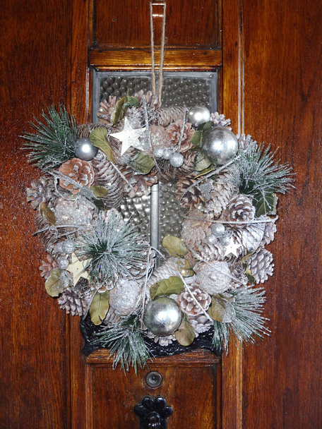 Christmas wreath hanging on a wooden door - Valokuva, kuva