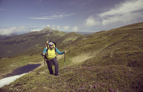Summer hiking.Summer hiking in the mountains with a backpack and tent. - Foto, immagini