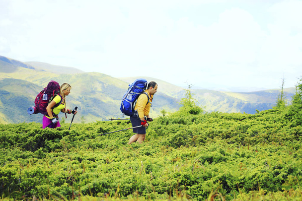 Hiking yaz. Hiking Çadır bir sırt çantası ile dağlarda yaz. - Fotoğraf, Görsel