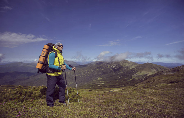 Summer hiking.Summer hiking in the mountains with a backpack and tent. - Foto, imagen