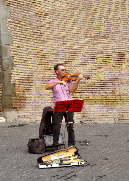 Busker playing the violin - Foto, immagini