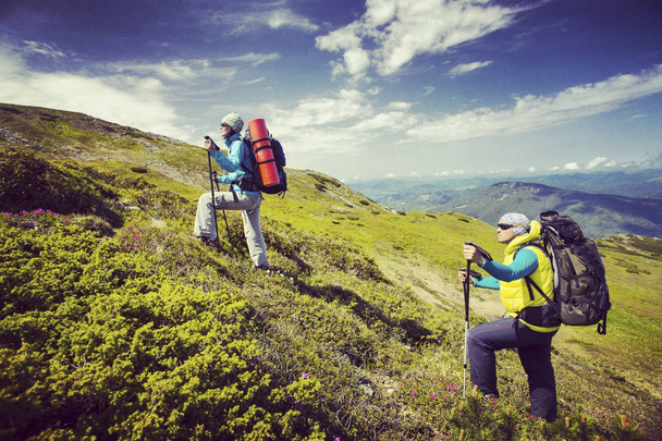 夏のハイキング。夏のバックパック、テントと山脈のハイキング. - 写真・画像