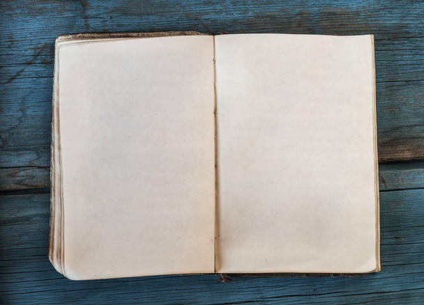 Abrir páginas en blanco del libro viejo sobre fondo de madera
 - Foto, imagen