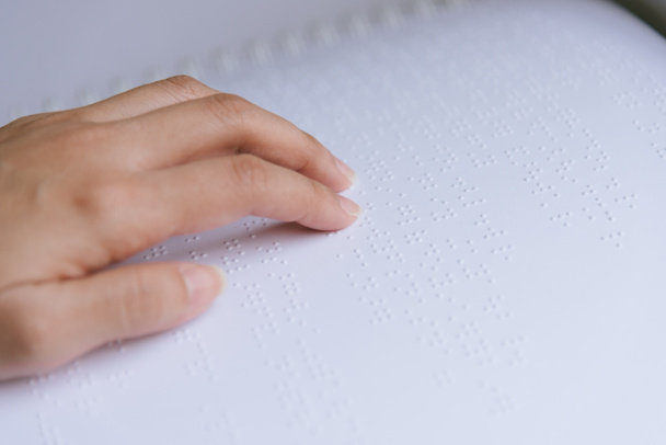 Δάχτυλο Διαβάστε αλφάβητο braille - Φωτογραφία, εικόνα
