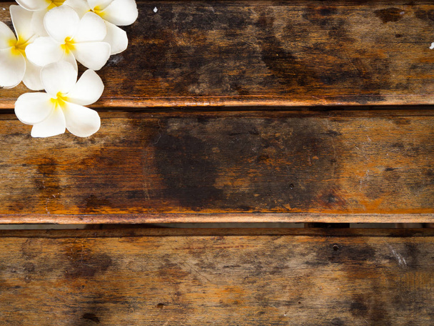 Plumeria bloem op houten achtergrond - Foto, afbeelding