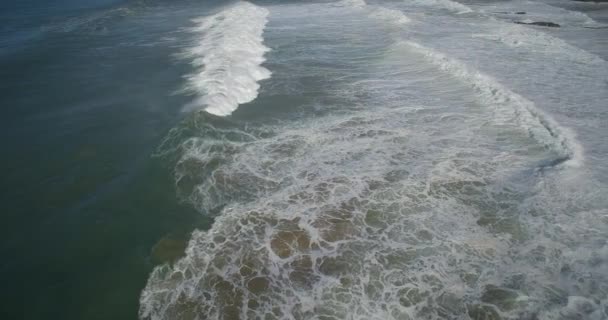 Aerial, járat Praia De Cavaleiro Coast Line felett, Portugália - Felvétel, videó