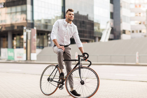 man with bicycle and headphones on city street - Foto, Imagem