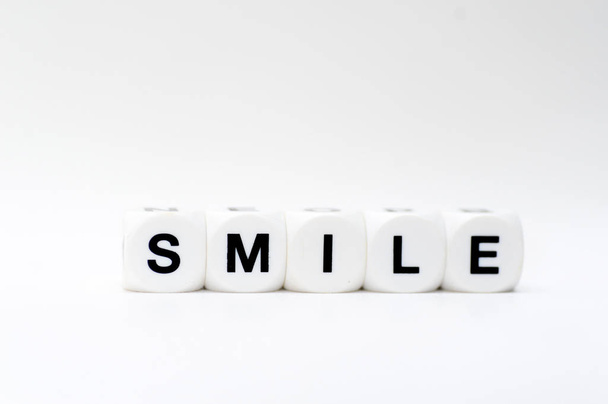 χαμόγελο ζάρια γράμματα - Φωτογραφία, εικόνα