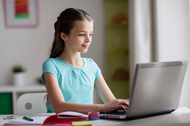 happy girl typing on laptop at home - Foto, Imagem