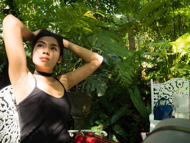 aasialainen nainen puutarhassa
 - Valokuva, kuva