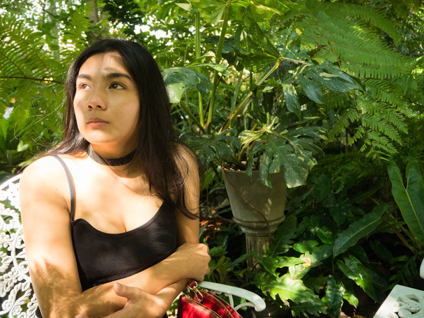 азиатская женщина в саду
 - Фото, изображение