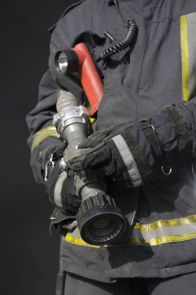 消防士の消火ホースを保持 - 写真・画像