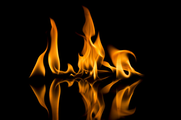 vuur vlammen op zwarte achtergrond - Foto, afbeelding