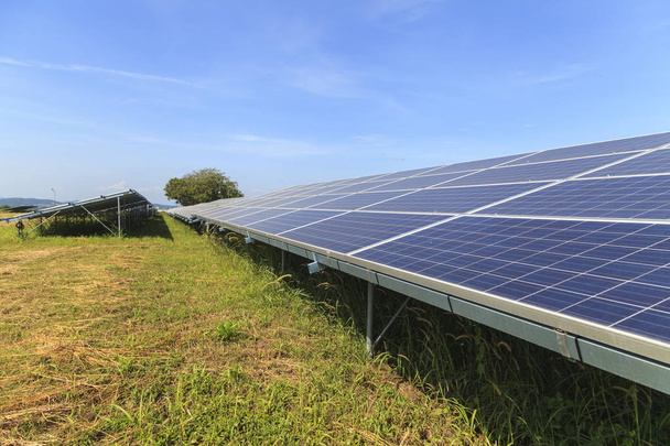 Güneş panelleri üzerinde yeşil alan, Solar power station - Fotoğraf, Görsel