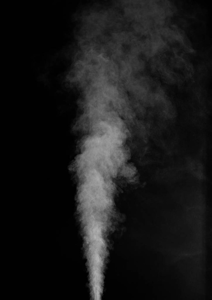 黒い背景に白い蒸気 - 写真・画像