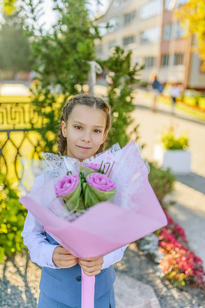 Belle petite fille avec grand bouquet de fleurs
 - Photo, image
