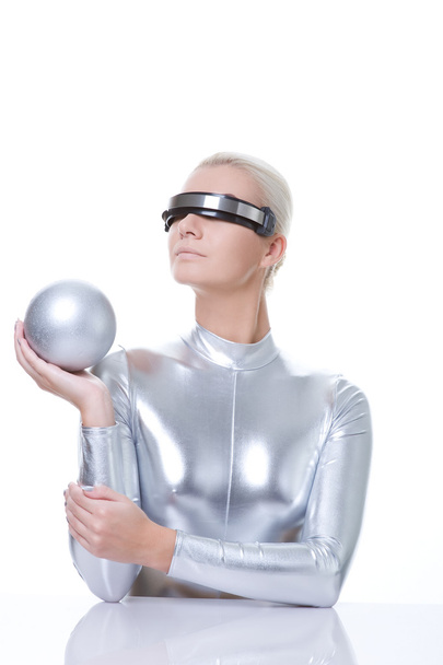 gyönyörű cyber nő ezüst golyó - Fotó, kép