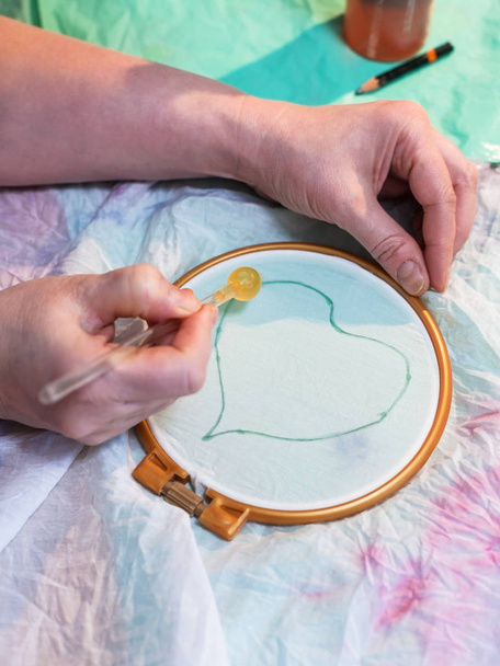 umělec kreslí obrys srdce na batikování - Fotografie, Obrázek
