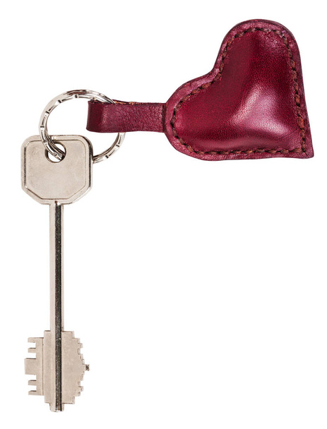 grote sleutel met rood leer hart vorm sleutelhanger - Foto, afbeelding