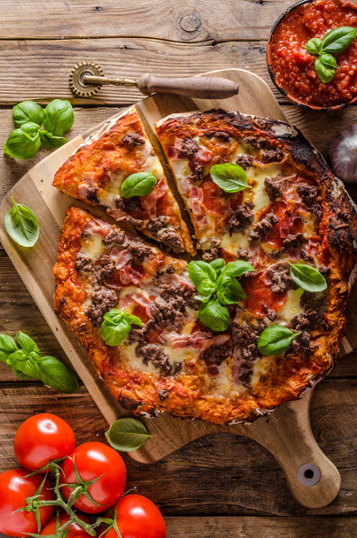 Rustic pizza with minced meat - Foto, Bild