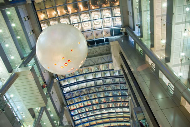 Centre commercial avec sphère
 - Photo, image