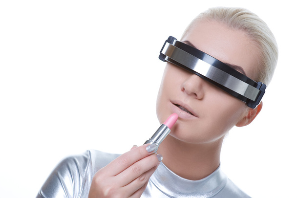 mulher cibernética aplicando maquiagem
 - Foto, Imagem