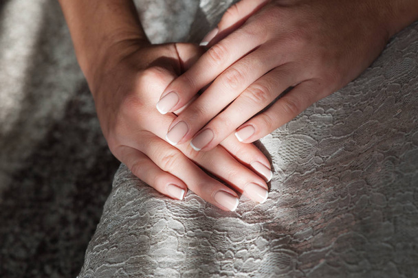 Manikürlü kadın elleri - Fotoğraf, Görsel